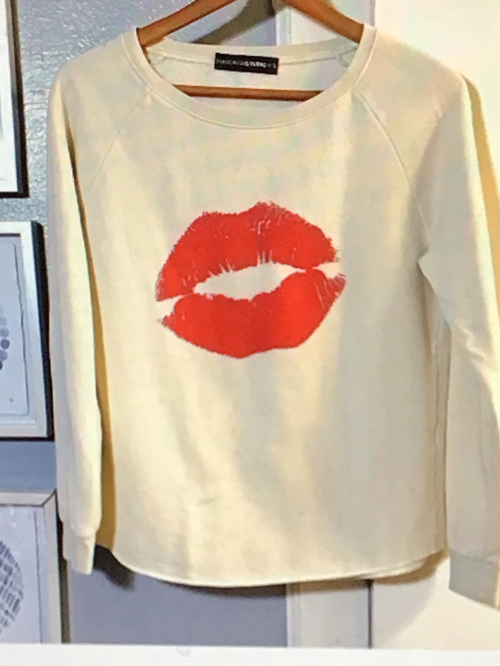 Cream Sweatshirt with Bold Red Lip Graphic